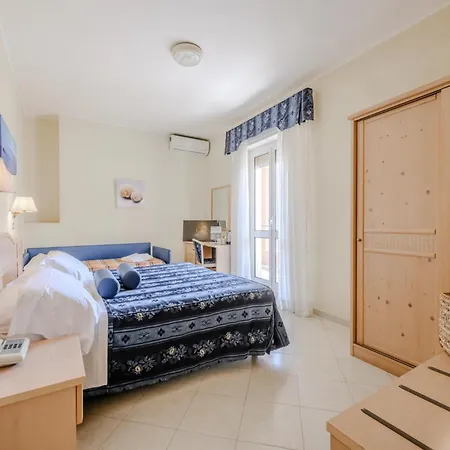 Hotiday Collection - Centro 3* Алассіо