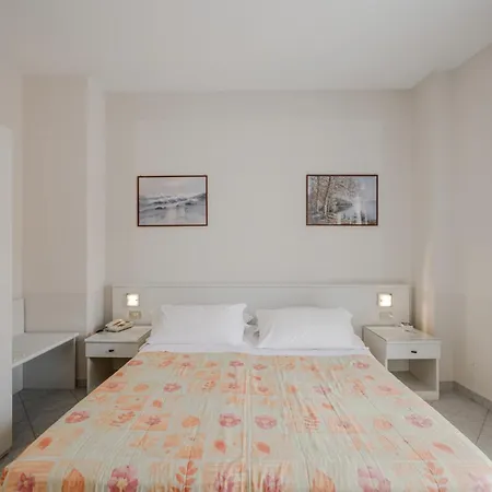 Готель Hotiday Collection - Centro 3*