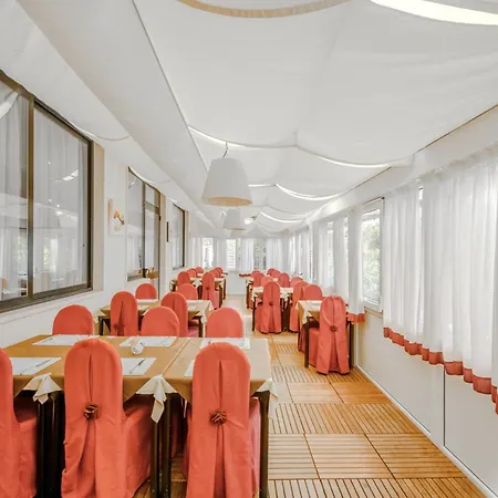 Hotiday Collection - Centro 3* Алассіо